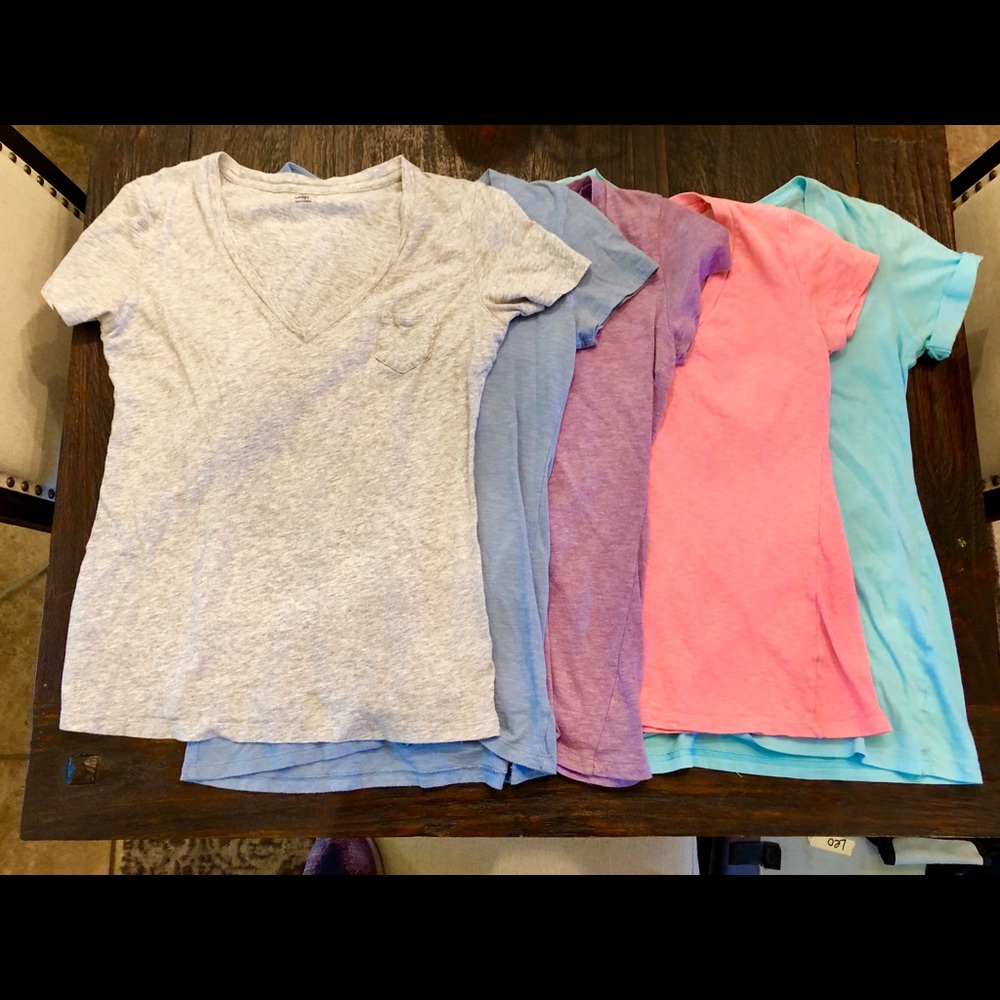Gap V-neck T-shirt’s